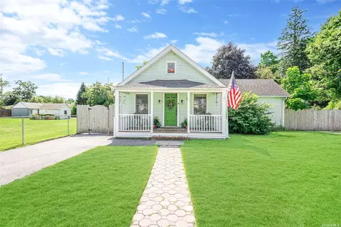 24 Jefferson St, East Islip, NY 11730