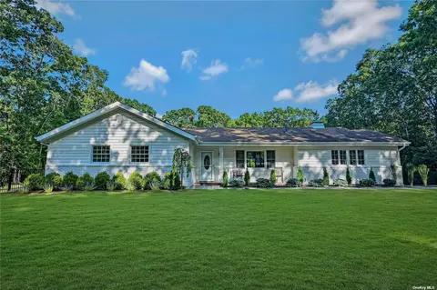 11 Carol Ave, Manorville, NY 11949