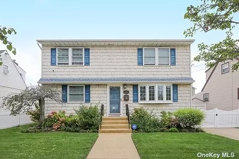 65 Stirling Ave, Freeport, NY 11520