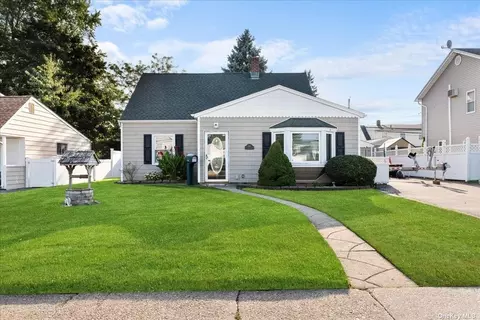 160 Saddle Ln, Levittown, NY 11756