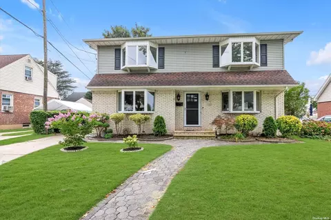 34 Laurel Dr, New Hyde Park, NY 11040