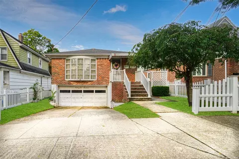 86-16 262nd St, Floral Park, NY 11001