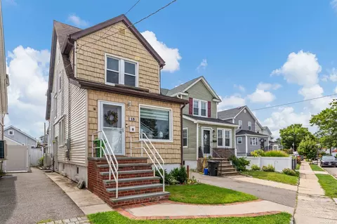 13 Smith St, East Rockaway, NY 11518