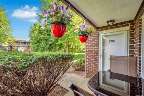 200 Artist Lake Dr #200, Middle Island, NY 11953