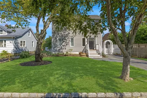 99 Elm St, Islip, NY 11751