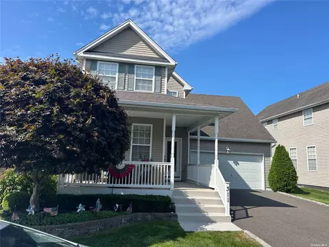 311 Center Oaks Trl, Bay Shore, NY 11706
