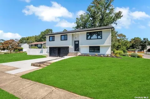 1 Lana Ct, North Babylon, NY 11703