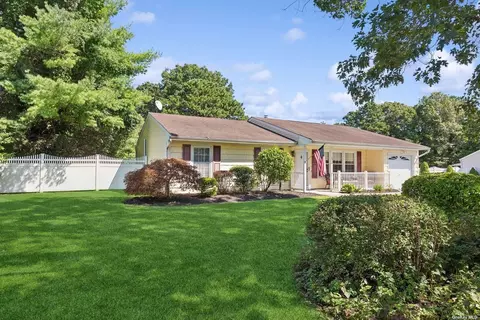 49 Whittier Ave, Medford, NY 11763