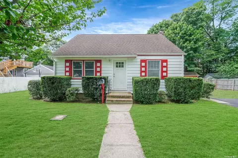 1744 Asharoken Blvd, Bay Shore, NY 11706