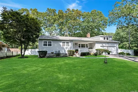 452 River Rd, Shirley, NY 11967