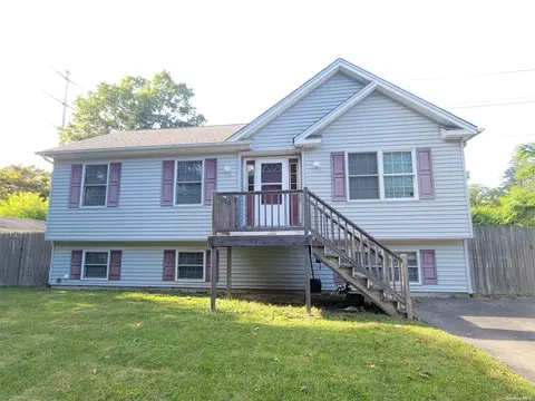 73 Prince Rd, Rocky Point, NY 11778
