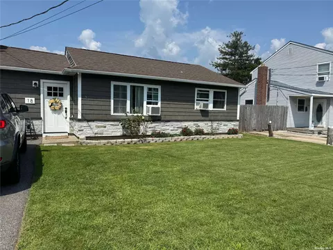 18 Washington Ave, West Sayville, NY 11796