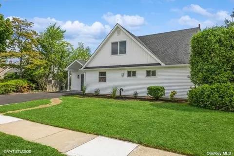 53 Bucket Ln, Levittown, NY 11756