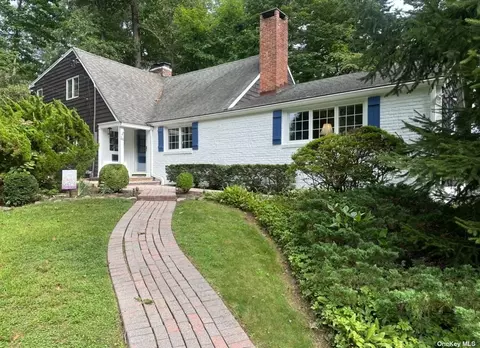 26 Willow Dr, Port Washington, NY 11050