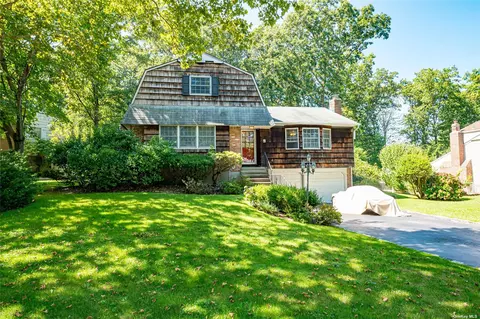 12 Dorothy Ln, Kings Park, NY 11754
