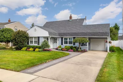 149 Bluespruce Rd, Levittown, NY 11756