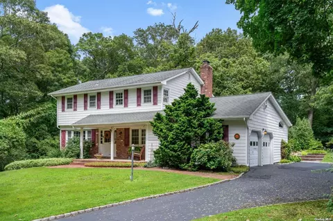 8 Hillock Ct, Huntington, NY 11743