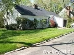 48 Berkshire Rd, Great Neck, NY 11023