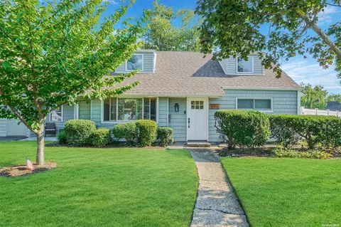 806 Wyngate Dr E, Valley Stream, NY 11580