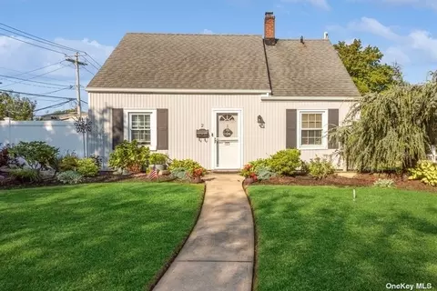 2 Chapel Ln, Levittown, NY 11756