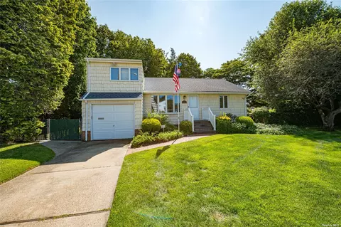 6 Calgary Ct, Huntington Station, NY 11746