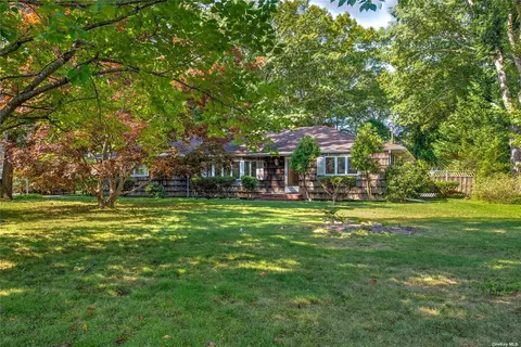 16 Clover Dr, Smithtown, NY 11787