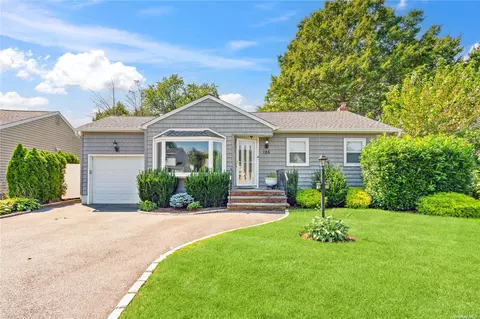 125 Knickerbocker Rd, Plainview, NY 11803