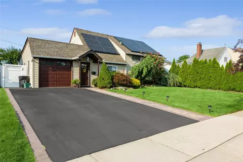 83 Friends Ln, Westbury, NY 11590