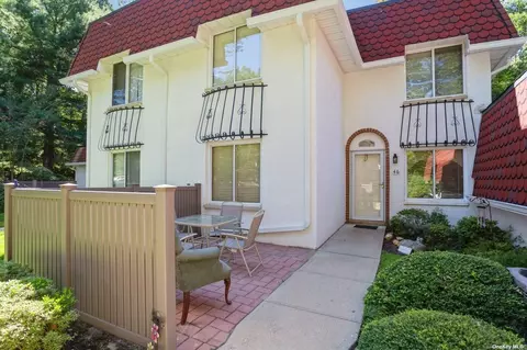 46 Skyline Dr #46, Coram, NY 11727