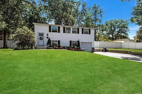 30 Mayflower Ln, East Setauket, NY 11733