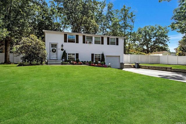 30 Mayflower Ln, East Setauket, NY 11733