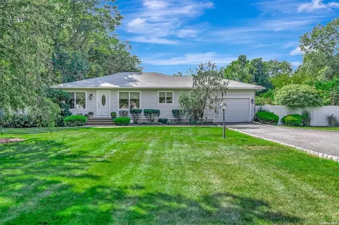 60 Robinson Ave, East Patchogue, NY 11772
