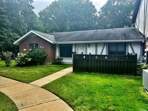 538 Blue Ridge Dr #538, Medford, NY 11763