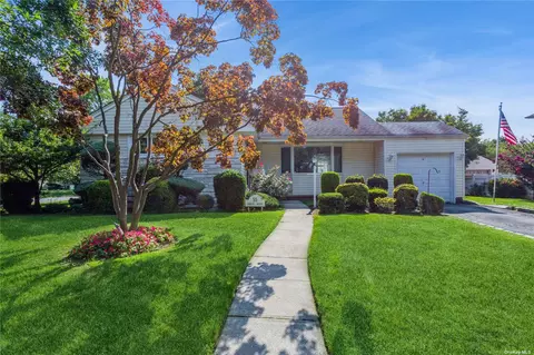 55 Ambrose Ave, Malverne, NY 11565