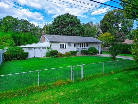 1095 Nugent Ave, Bay Shore, NY 11706