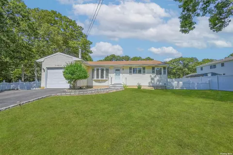 157 Jamaica Ave, Medford, NY 11763