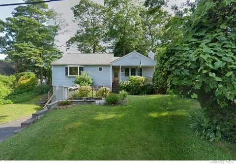 10 Flushing Rd, Sound Beach, NY 11789