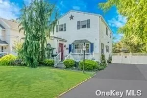18 Lillian Pl, Patchogue, NY 11772