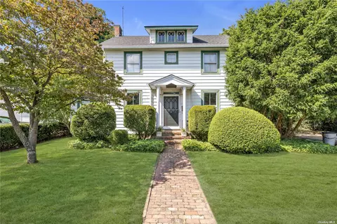 20 Clifford Pl, East Norwich, NY 11732