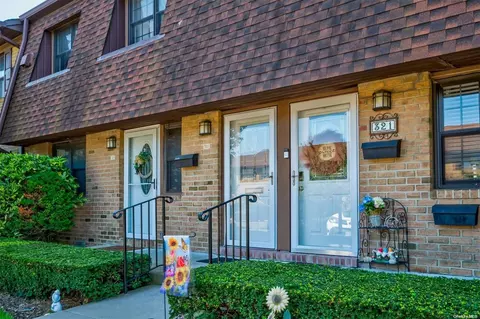 322 Mariners Way #322, Copiague, NY 11726