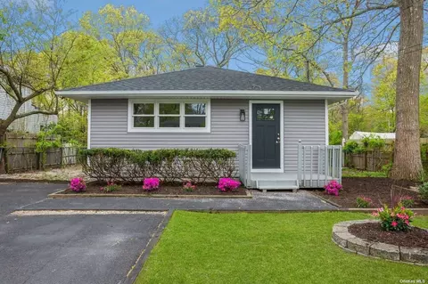 42 Laurel Ln, Shirley, NY 11967