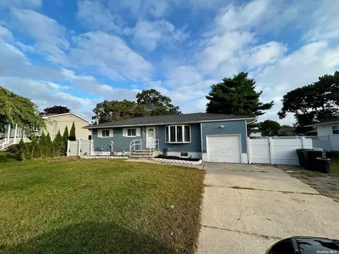 121 Harrisburg St, Bay Shore, NY 11706