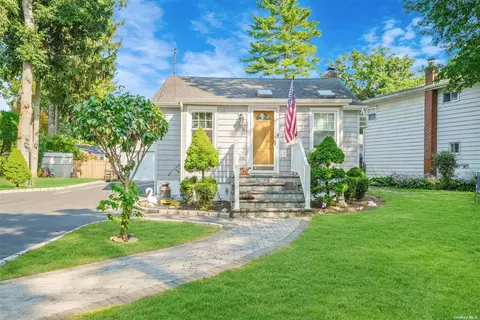 178 Lake Dr, Copiague, NY 11726