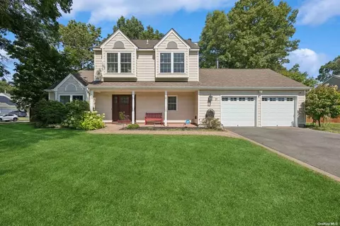 31 Pine Rd, Coram, NY 11727
