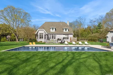 26 Oak Meadow Ln, Bellport, NY 11713