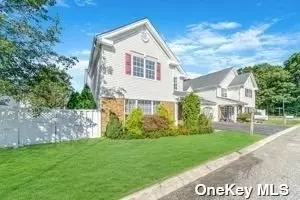 9 Lavern Dr, Middle Island, NY 11953