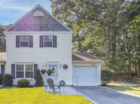 11 Beaver Trl #11, Coram, NY 11727