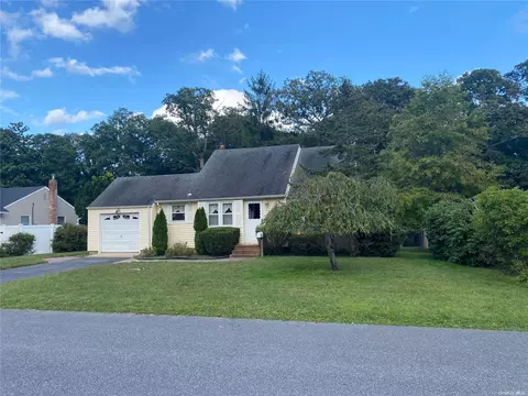 79 Burlington Blvd, Smithtown, NY 11787