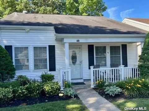 49 Forge Ln #49, Coram, NY 11727