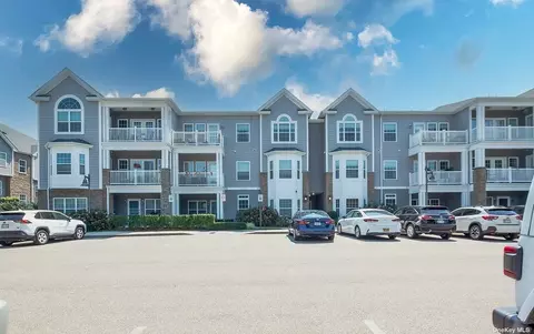 123 Clubhouse Cir #123, Melville, NY 11747